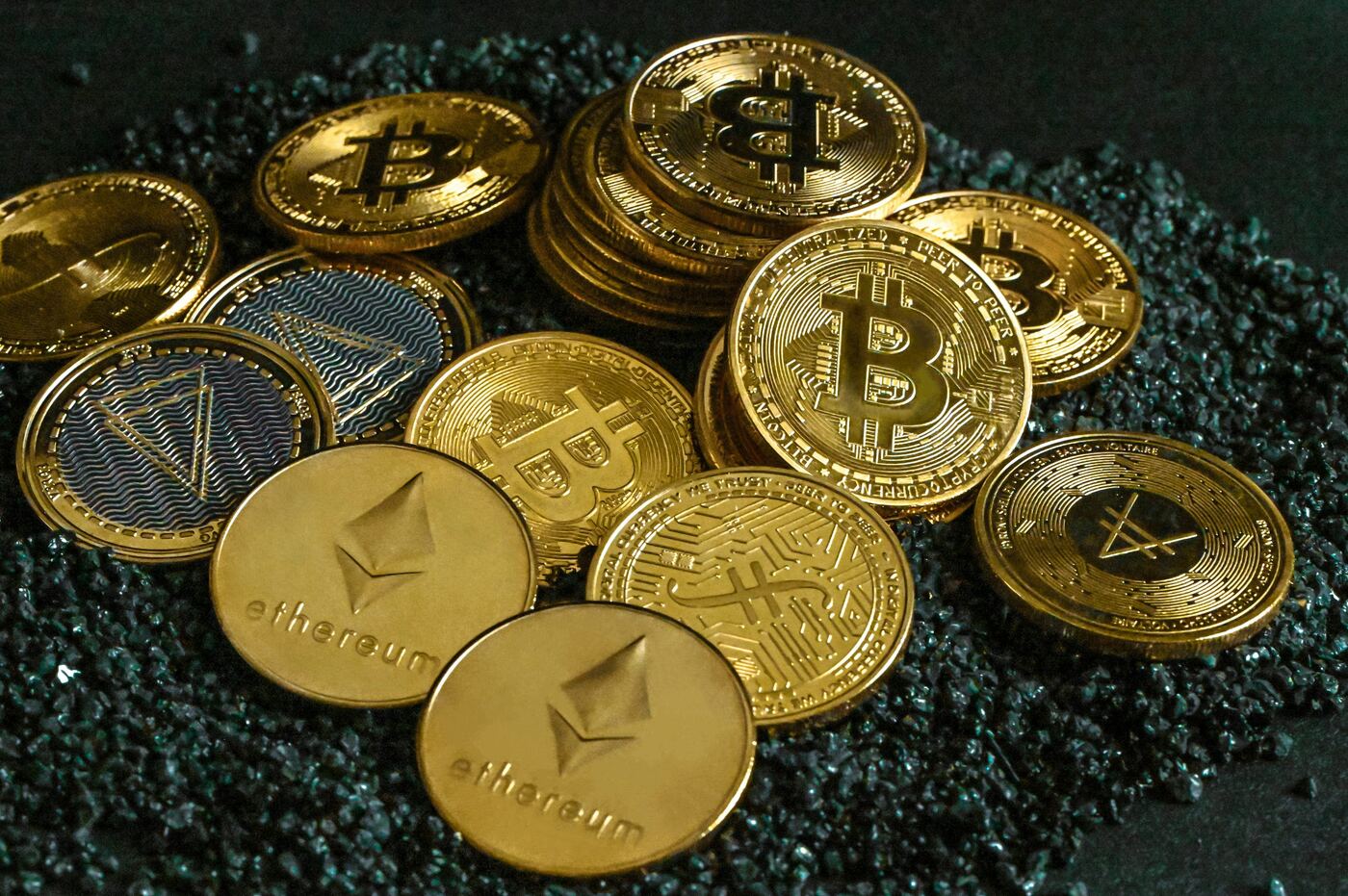 Bitcoin and Ethereum coins, representing the crypto deposits Duel Casino runs on